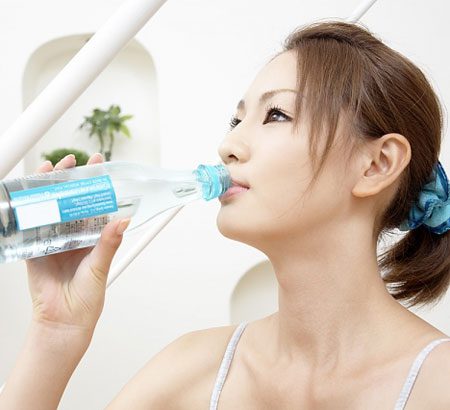 Dấu hiệu tiểu đường ở phụ nữ tuổi trung niên là hay cảm thấy khát nước
