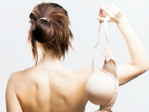 Mặc áo ngực chật hoặc quá lâu dễ mắc bệnh ung thư vú