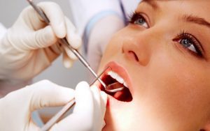 Kiểm tra sức khỏe răng miệng thường xuyên để phát hiện sớm ung thư vòm họng.