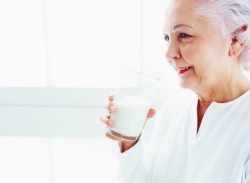 Bệnh nhân ung thư có nên uống sữa không? Câu trả lời là có