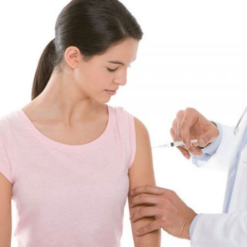 Tiêm thuốc phòng ngừa ung thư cổ tử cung - vắc xin HPV là việc nên làm.