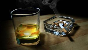 Rượu, thuốc là được xem là nguyên nhân dẫn đến ung thư lưỡi.