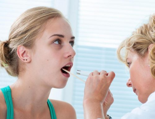 Khi phát hiện dấu hiệu ung thư vòm họng giai đoạn 3 cần đi khám để kịp thời điều trị.