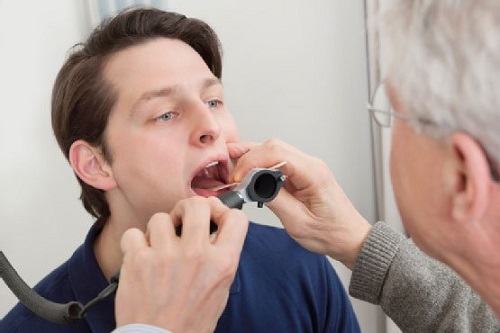 Đau rát cổ họng là dấu hiệu nhận biết bệnh ung thư phổi giai đoạn cuối