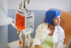 Truyền hóa chất cho bệnh nhân ung thư gây ra tác dụng phụ