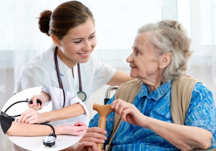 Người già nên chú ý theo dõi sự thay đổi của huyết áp thường xuyên