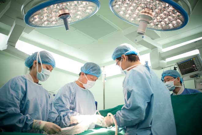 Phẫu thuật là phương pháp đầu tiên phải kể đến khi điều trị ung thư buồng trứng