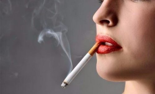 Hút thuốc lá làm tăng nguy cơ mắc bệnh ung thư lưỡi.
