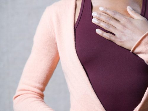 Ho mãn tính, đau tức ngực có thể là triệu chứng ung thư phổi giai đoạn đầu.