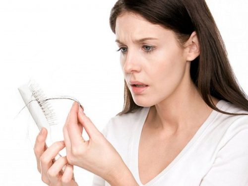 Buồn nôn, rụng tóc là một trong những tác dụng phụ khi hóa trị ung thư đại tràng.