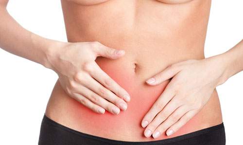 Đầy bụng là một trong những triệu chứng của bệnh ung thư buồng trứng.