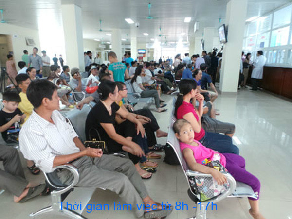 Bệnh nhân chờ thăm khám tại Bệnh viện Thanh Nhàn