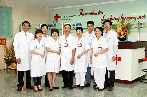 Y bác sĩ tại Bệnh viện Ung bướu Hưng Việt.