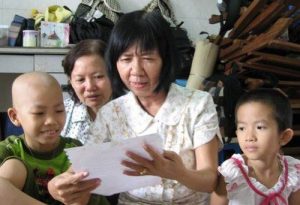 các bệnh nhân nhí điều trị ung thư coi cô Phấn như người mẹ thứ 2