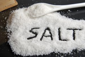 Người mắc bệnh trĩ nên tránh sử dụng muối