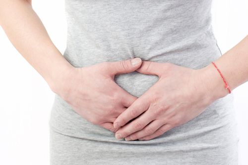 Đau bụng dưới cũng là một trong những dấu hiệu viêm lộ tuyến cổ tử cung