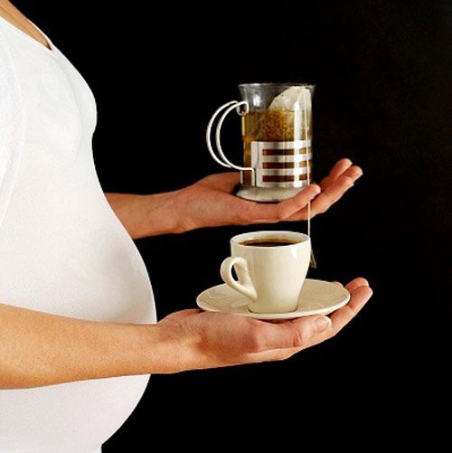 Mẹ bầu nên hạn chế uống cà phê để giảm nguy cơ mắc ung thư máu ở trẻ