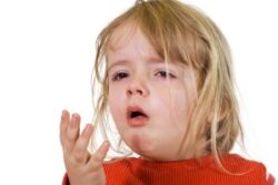 Dấu hiệu viêm phổi ở trẻ thường dễ nhận biết, vì vậy cha mẹ nên hết sức lưu ý